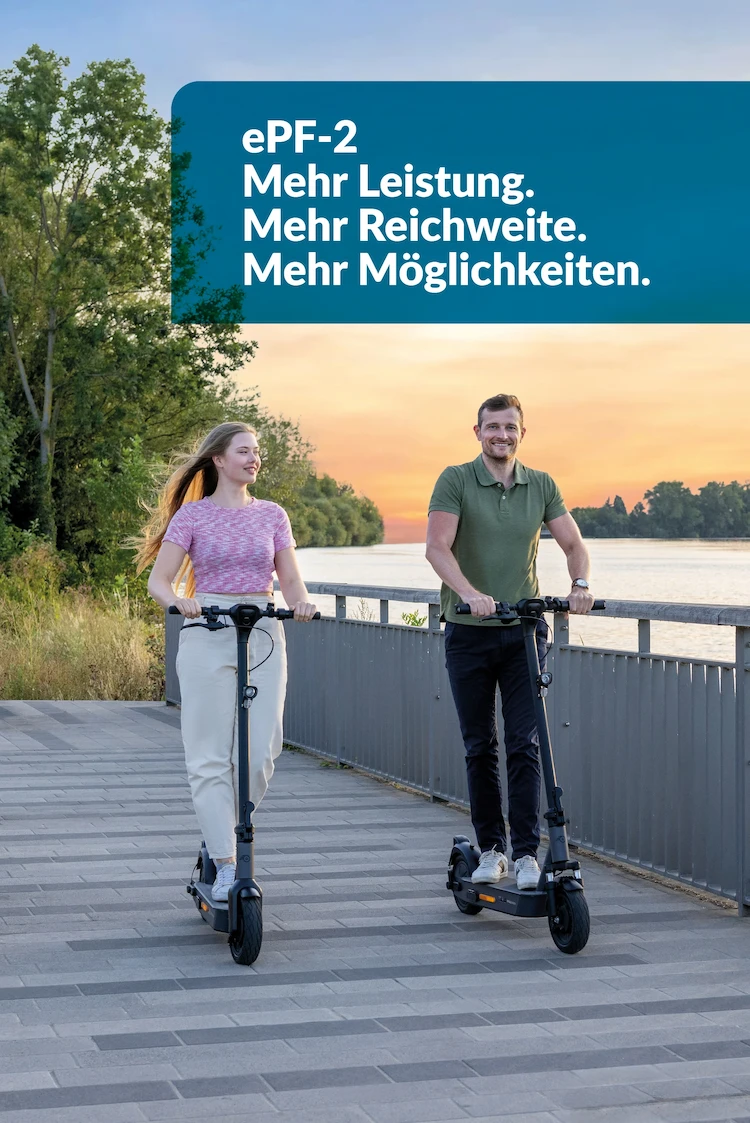 Zwei Fahrer auf ePF-2 Elektrorollern am Rhein bei Sonnenuntergang – stilvolle E-Scooter mit Straßenzulassung, ideal für nachhaltige Mobilität und entspannte Fahrten in der Abendsonne
