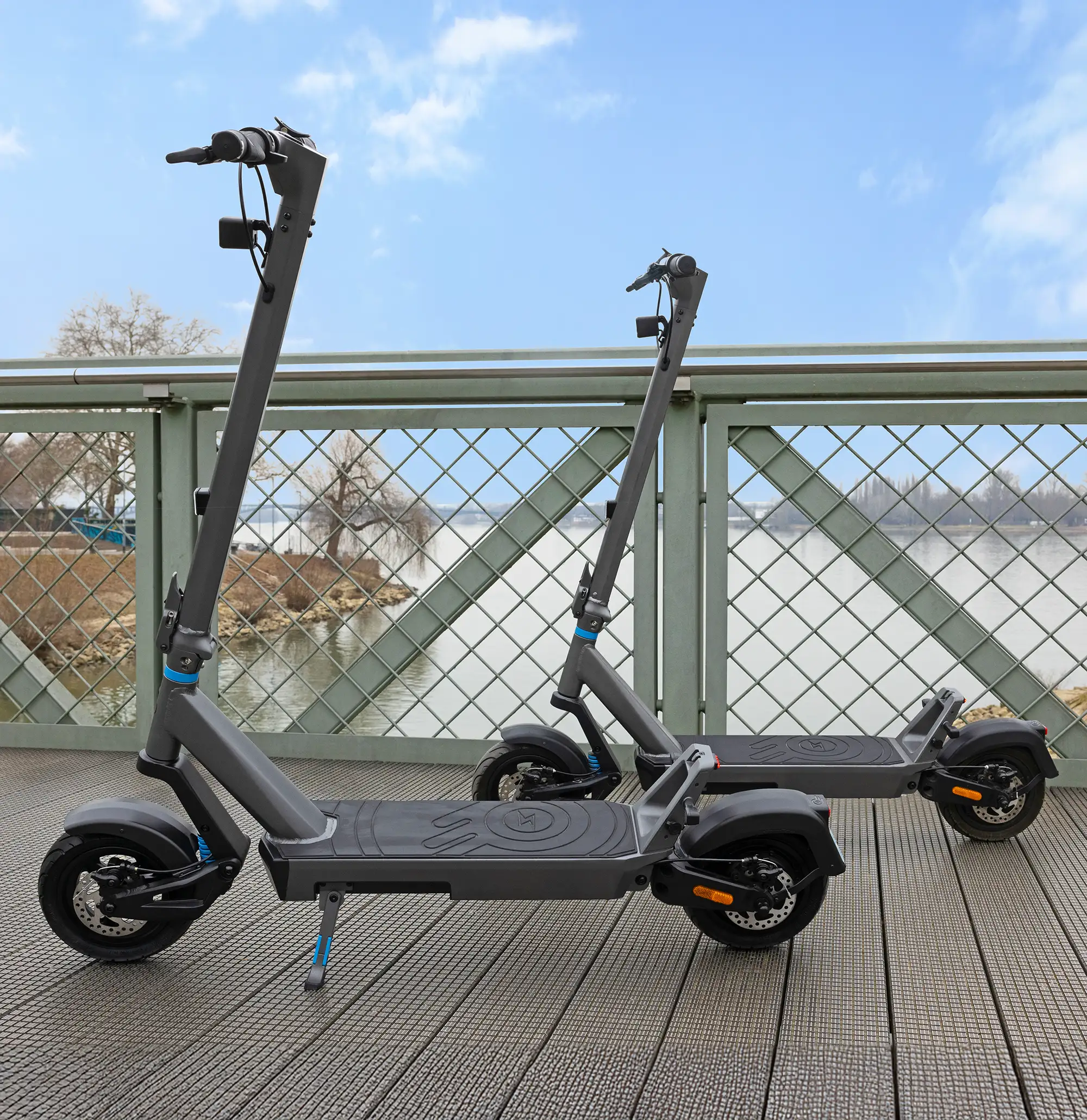 Zwei ePF PULSE+ Elektroroller auf einer Brücke – klappbare E-Scooter mit Straßenzulassung, ideal für urbane Mobilität, nachhaltige Fortbewegung und Pendler im Stadtverkehr