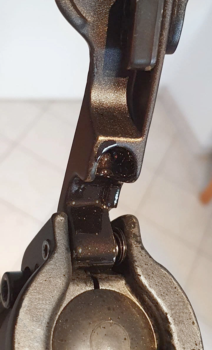 ePF-1_Wartung_Klappmechanismus3 Wartung am ePF-1 Klappmechanismus – präzise Verarbeitung für sicheren Faltvorgang beim hochwertigen E-Scooter von ePowerFun.