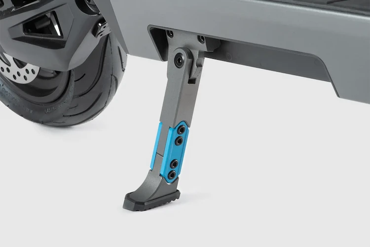 Ständer des ePF PULSE+ Elektrorollers – stabiler Kickständer für sicheren Stand des klappbaren E-Scooters mit Straßenzulassung
