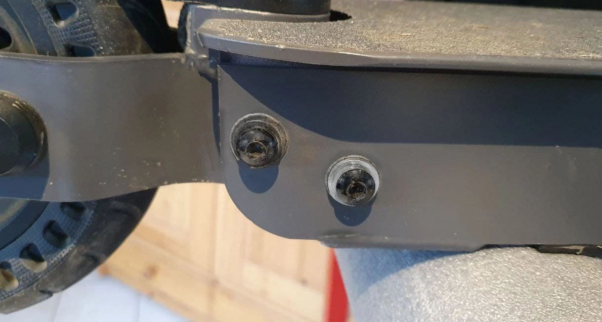 ePF-1_Wartung_Schrauben Schrauben am ePF-1 Elektroroller bei der Wartung – servicefreundlicher e-Scooter mit einfacher Zugänglichkeit zur Technik für Reparatur und Instandhaltung, ideal für nachhaltige Mikromobilität und Elektromobilität im Alltag