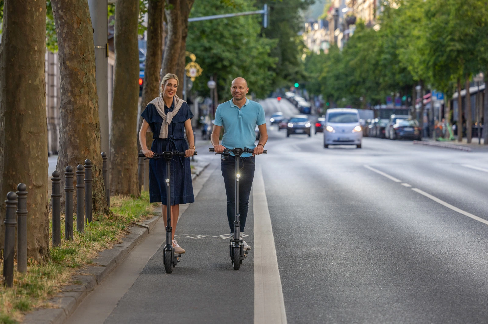 Fahrer mit ePF-2 Elektroroller am Straßenrand – moderner, klappbarer E-Scooter mit Straßenzulassung für flexible, nachhaltige Mobilität im urbanen Alltag
