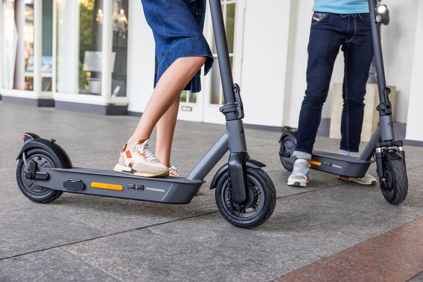 ePF-2_Roller_Beinansicht Beinansicht zweier Fahrer mit den ePF-2 Elektrorollern – stilvoller, klappbarer E-Scooter mit rutschfestem Trittbrett und Straßenzulassung für sicheren Fahrkomfort in der Stadt
