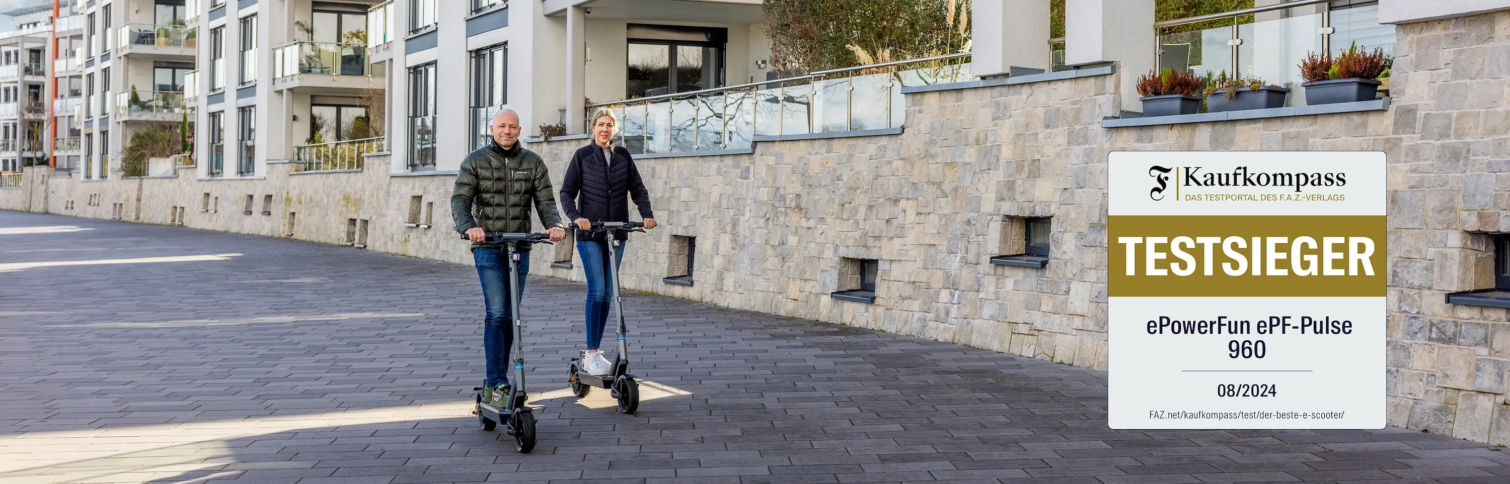 Zwei Personen auf dem ePF-PULSE Elektroroller – FAZ-Testsieger überzeugt mit Design, Leistung und Sicherheit für nachhaltige urbane Mobilität
