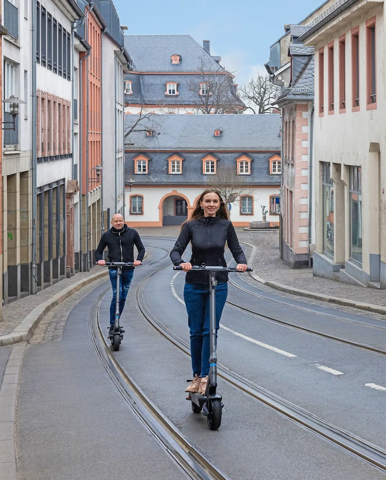Personen auf dem ePF Elektroroller beim Bergauffahren – leistungsstarker klappbarer E-Scooter mit Straßenzulassung, ideal für Pendler und nachhaltige urbane Mobilität