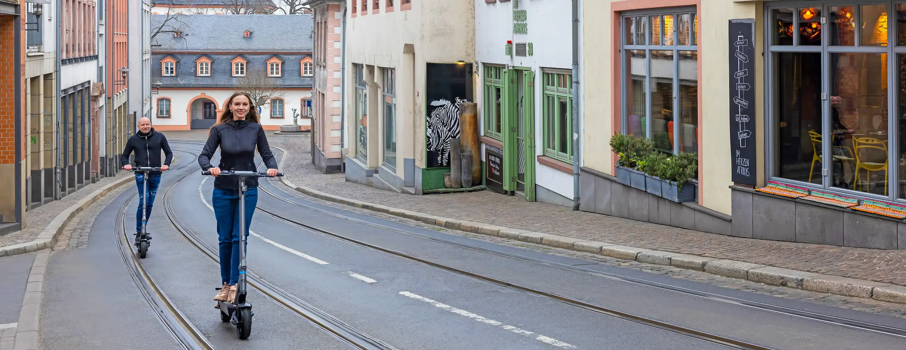 Personen auf dem ePF Elektroroller beim Bergauffahren – leistungsstarker klappbarer E-Scooter mit Straßenzulassung, ideal für Pendler und nachhaltige urbane Mobilität