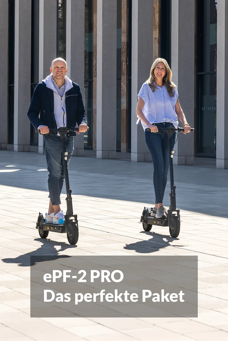 Zwei ePF-2 PRO E-Scooter Fahrer vor modernem Gebäude – leistungsstarke, klappbare Elektroroller mit Straßenzulassung für Erwachsene, ideal für Pendler, urbane Mikromobilität und nachhaltige Fortbewegung