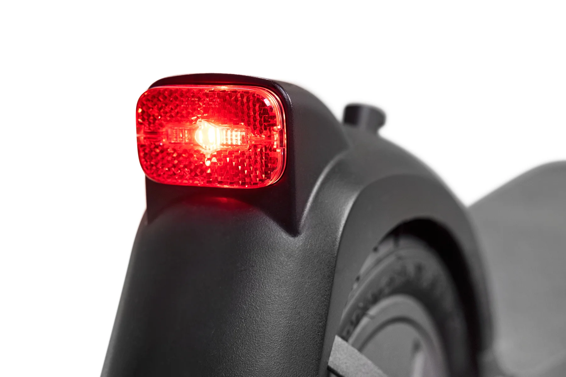 ePF-2_Heckleuchte Hell leuchtende Heckleuchte des ePF-2 Elektrorollers, integriert im oberen Bereich des Schutzblechs, mit ABE-konformer Bauweise und integriertem Reflektor für optimale Sichtbarkeit und Sicherheit im Straßenverkehr
