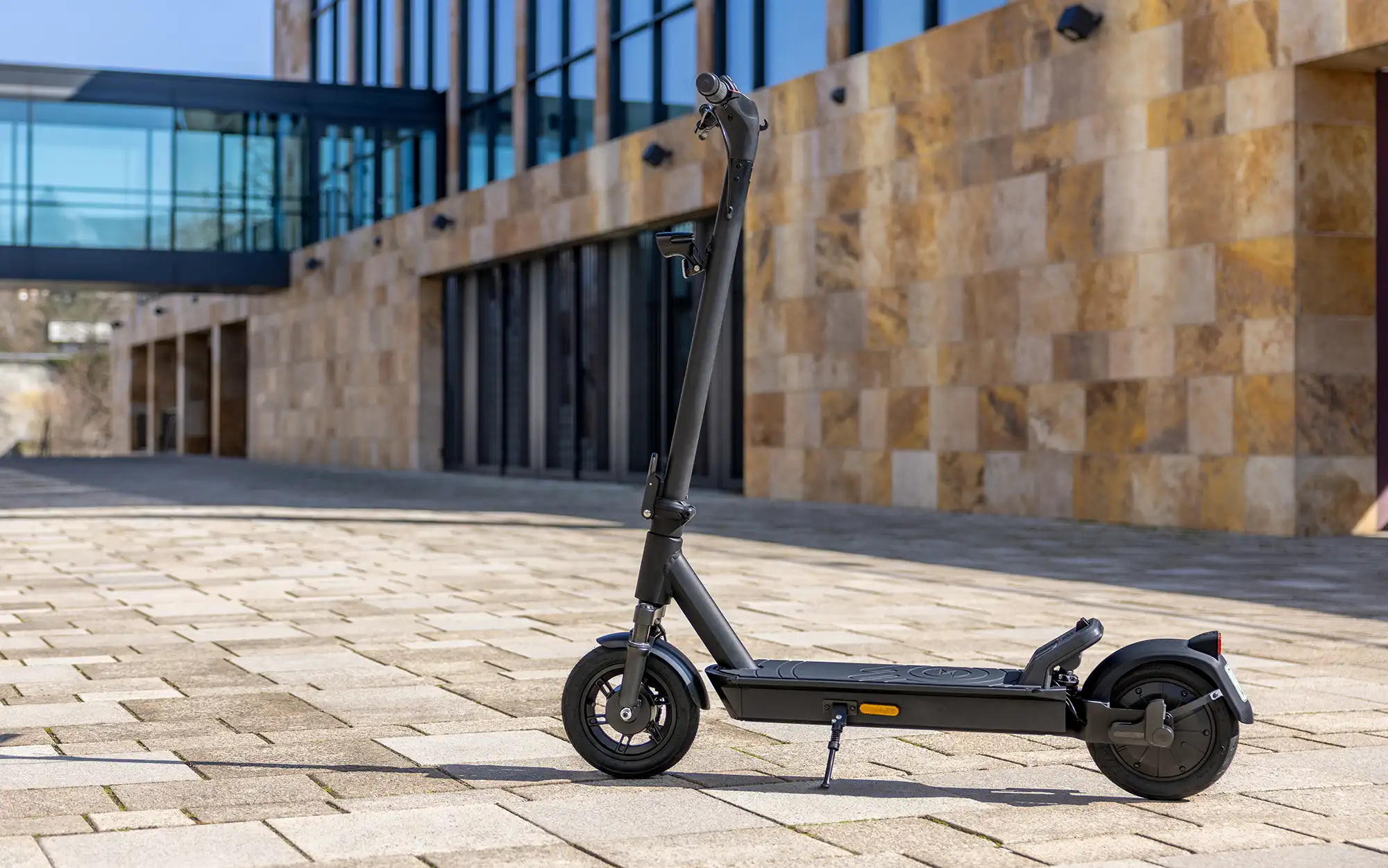 ePF-2 PRO Elektroroller geparkt vor der Rhein-Main-Halle – kompakter und leistungsstarker E-Scooter für urbane Mobilität und nachhaltige Fortbewegung