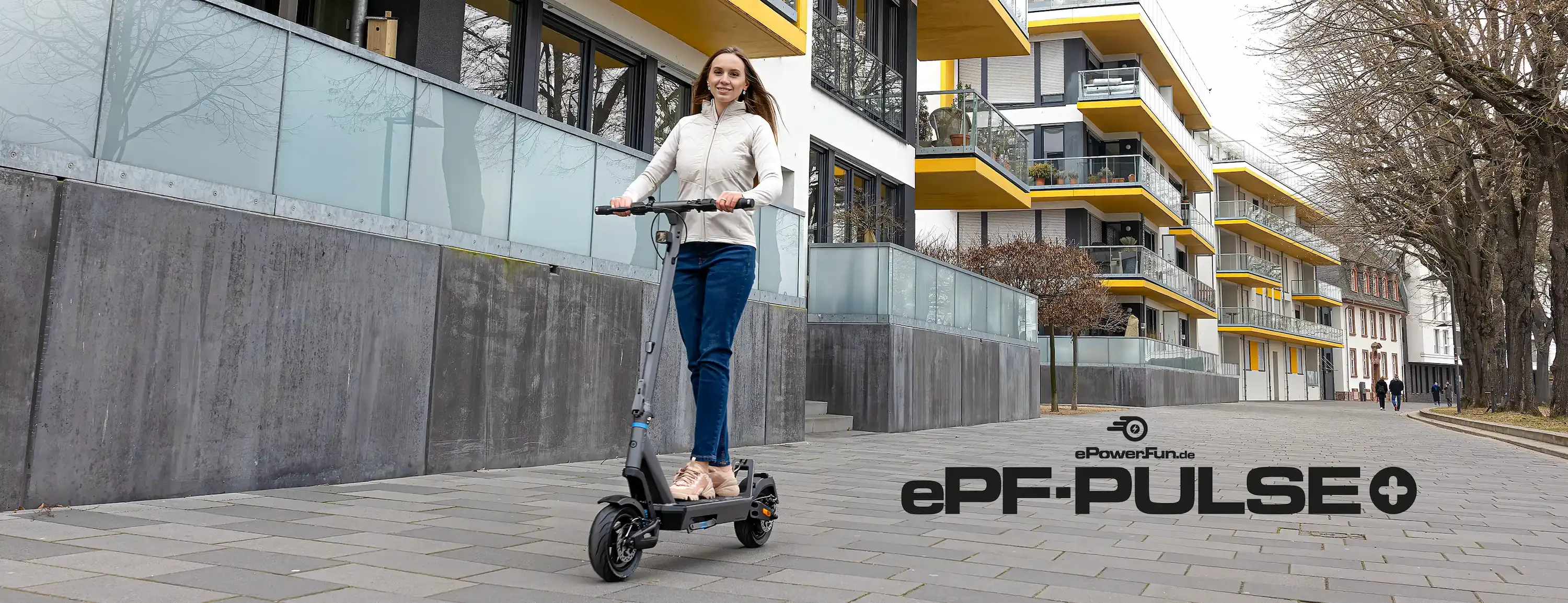 Fahrerin auf ePF-PULSE+ E-Scooter – moderner Elektroroller mit hoher Reichweite und stilvollem Design für nachhaltige Mobilität in der Stadt