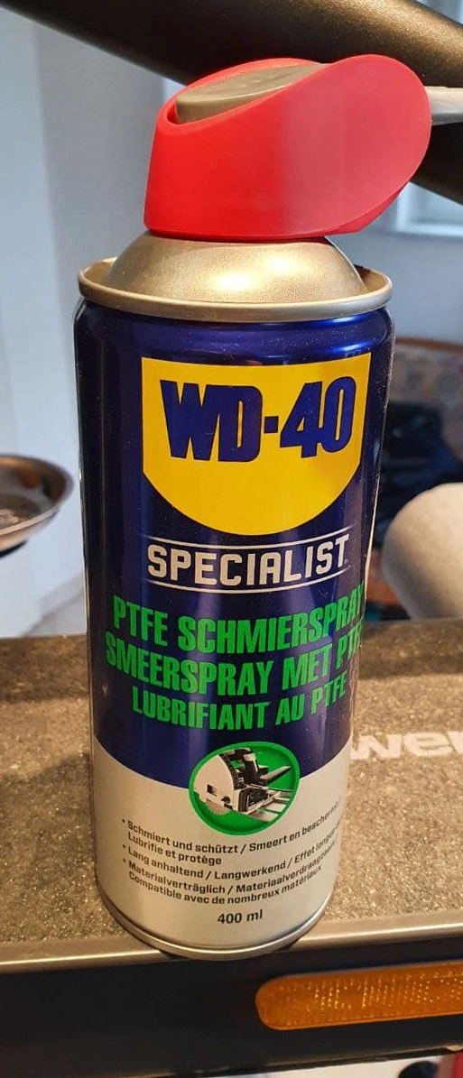 ePF-1_Wartung_PTFE-Spray Anwendung von PTFE-Spray zur Wartung des ePF-1 E-Scooters – sorgt für reibungslose Funktion und langlebige Komponenten bei Elektrorollern.