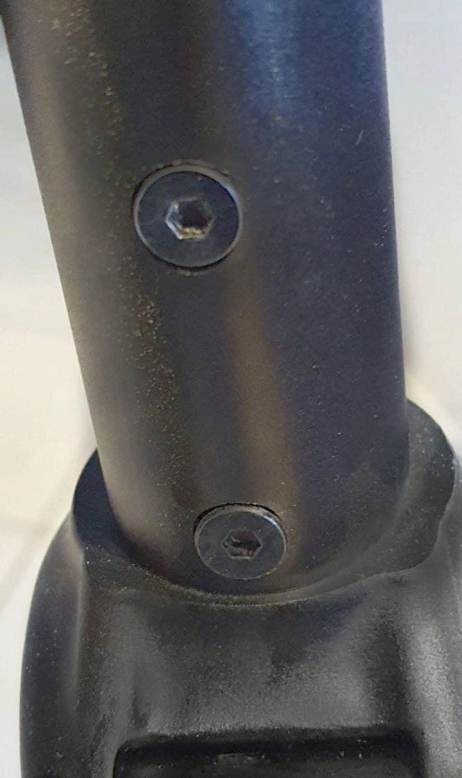 ePF-1_Wartung_Schrauben_Lenksäule3 Detailansicht der Schrauben an der Lenksäule des ePF-1 E-Scooters – stabile Bauweise, einfache Wartung und maximale Sicherheit beim Fahren.