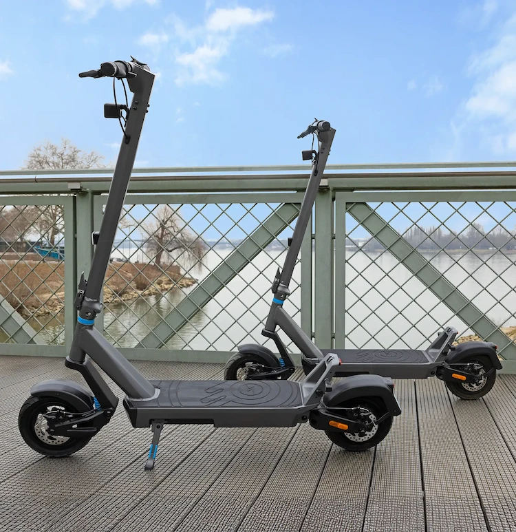 Zwei ePF PULSE+ Elektroroller auf einer Brücke – klappbare E-Scooter mit Straßenzulassung, ideal für urbane Mobilität, nachhaltige Fortbewegung und Pendler im Stadtverkehr