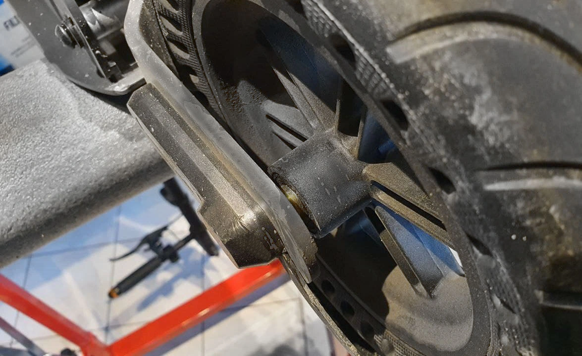 ePF-1_Wartung_Räder Wartung der Hinterräder am ePF-1 – detailgetreue Ansicht des hochwertigen Hinterrads für maximale Sicherheit beim E-Scooter von ePowerFun.