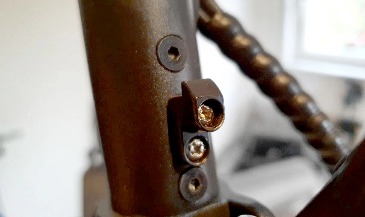 ePF-1_Wartung_Klappmechanismus1 Wartungsansicht des Klappmechanismus beim ePF-1 E-Scooter – robustes Faltgelenk für zuverlässige Stabilität und einfache Handhabung im Alltag.