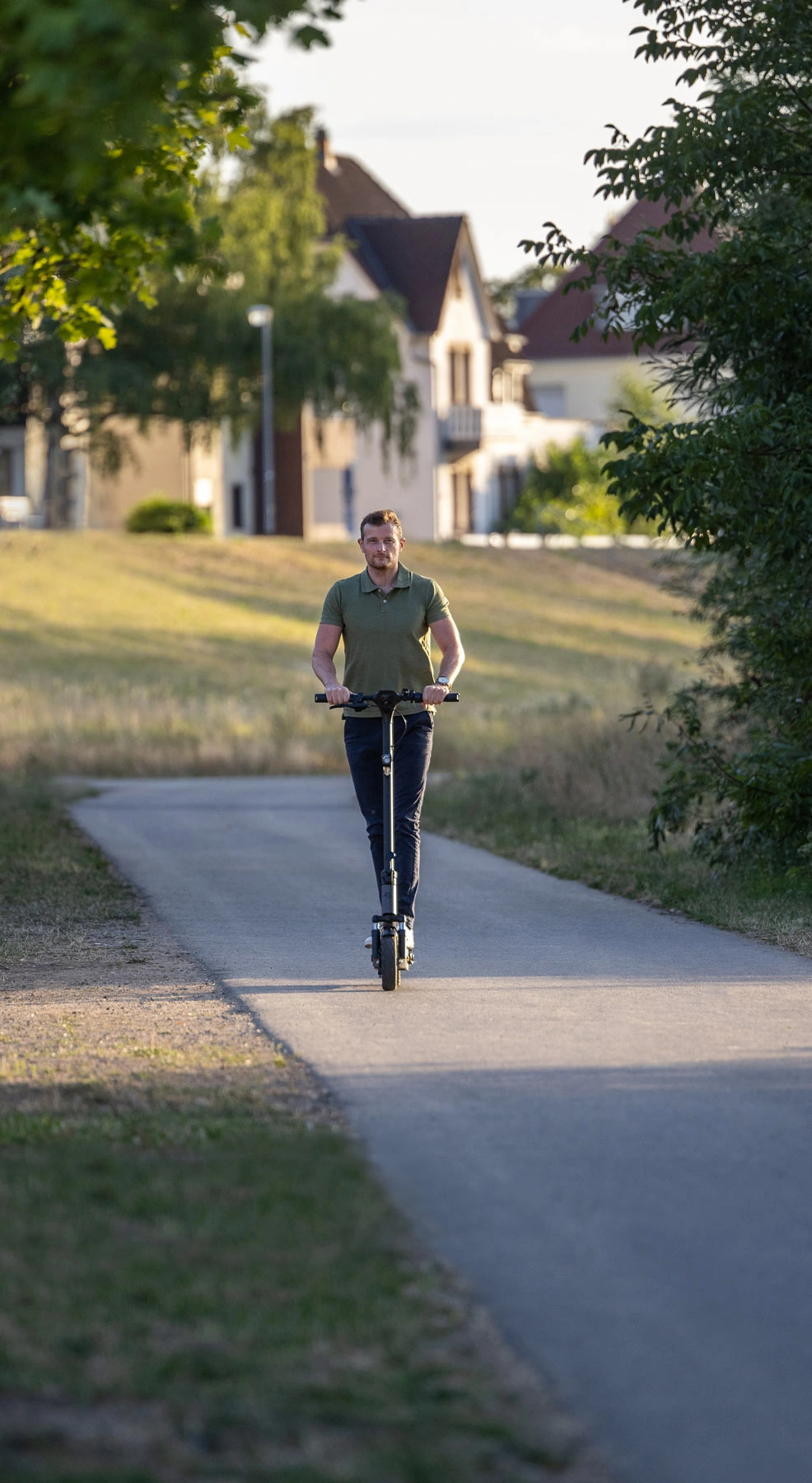 Fahrer auf ePF-2 Elektroroller unterwegs auf einem Weg in der Natur – umweltfreundlicher E-Scooter mit Straßenzulassung für entspannte Mobilität abseits des Stadtverkehrs