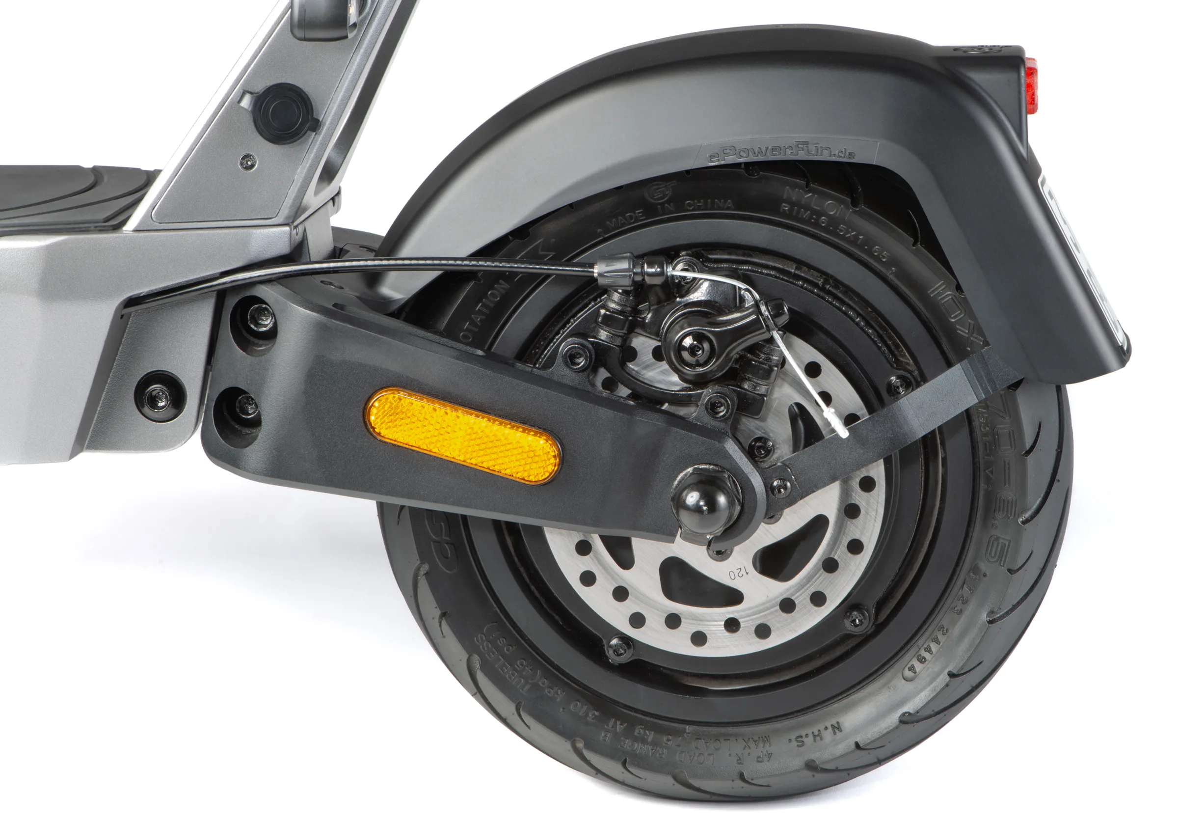 Hinterrad und Motor des ePF PULSE Elektrorollers – kraftvoller Antrieb mit langlebigem Motor für hohe Leistung und zuverlässige Performance bei klappbarem E-Scooter mit Straßenzulassung