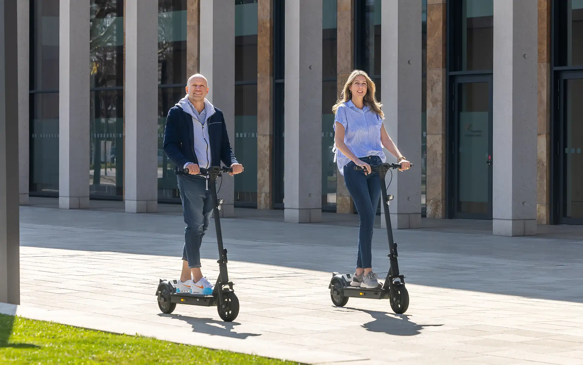 ePF-2 PRO Elektroroller vor der Rhein-Main-Halle – moderner E-Scooter für urbane Mobilität, ideal für Pendler und nachhaltige Fortbewegung in der Stadt