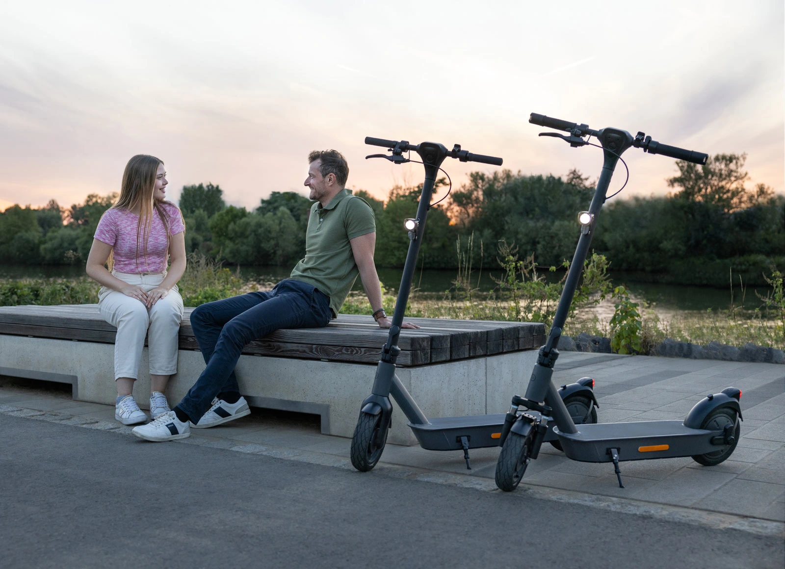 Fahrer mit ePF-2 Elektroroller bei einer Pause in der Natur – klappbarer E-Scooter mit Straßenzulassung für umweltfreundliche Mobilität zwischen Stadt und Grün