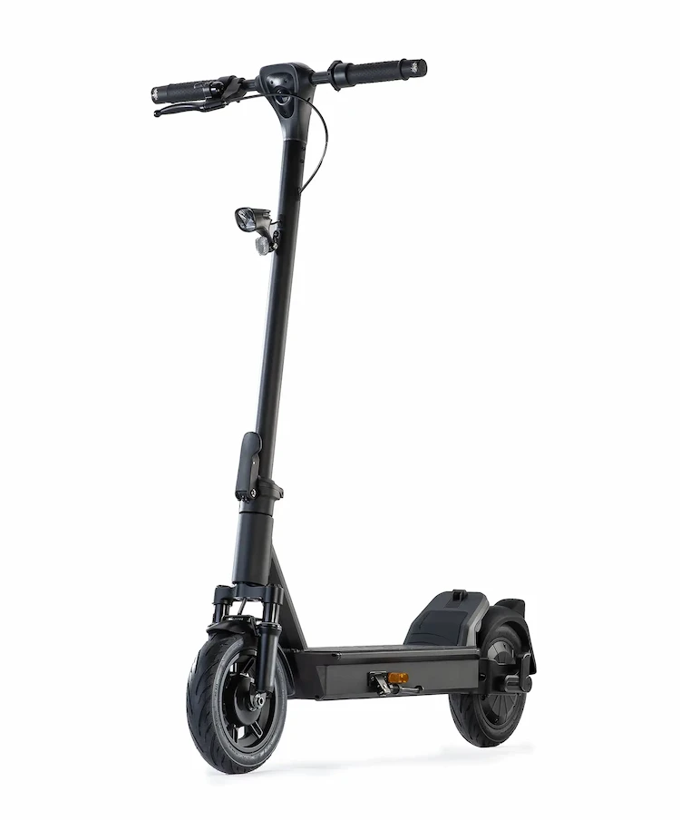 ePF-2 PRO E-Scooter in seitlicher Vorderansicht – sportlicher Elektroroller mit Straßenzulassung, robuster Federgabel und modernem Frontlicht für komfortable Stadtfahrten