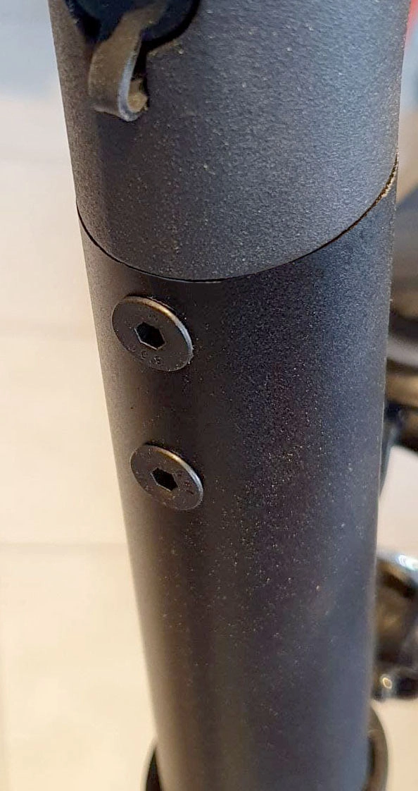 ePF-1_Wartung_Schrauben_Lenksäule1 Detailansicht der Lenksäulen-Schrauben am ePF-1 E-Scooter – hochwertige Verarbeitung, einfache Wartung, stabile Konstruktion für sicheres Fahren, ideal für Elektromobilität im Stadtverkehr.