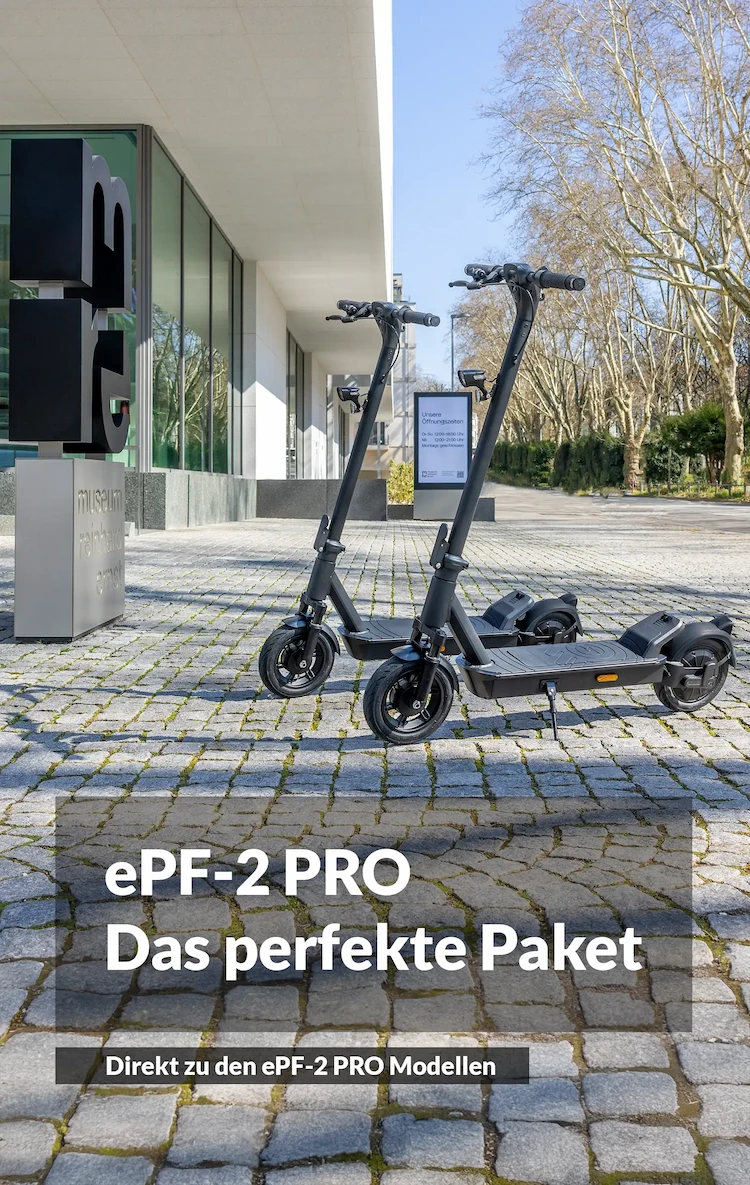 Zwei ePF-2 PRO E-Scooter vor modernem Gebäude – leistungsstarke, klappbare Elektroroller mit Straßenzulassung für Erwachsene, ideal für Pendler, urbane Mikromobilität und nachhaltige Fortbewegung