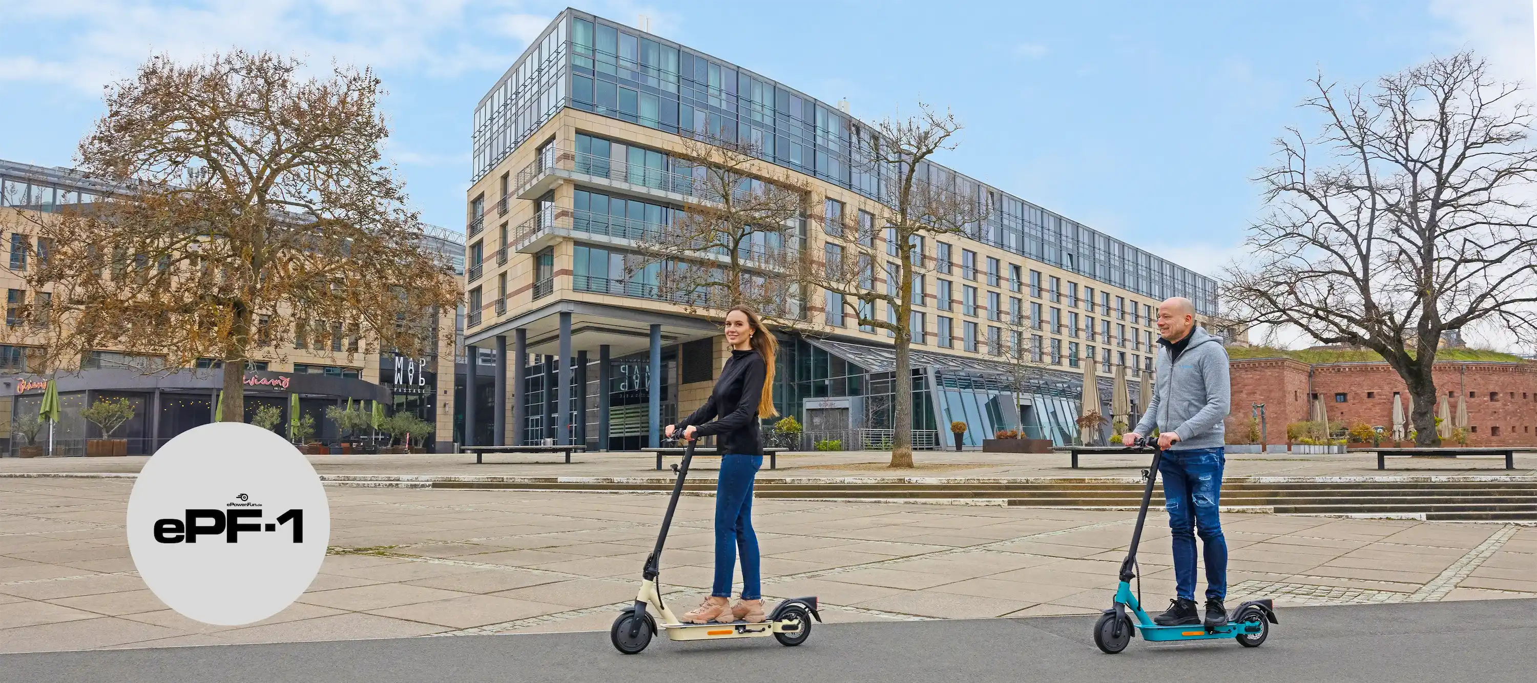 Fahrer auf ePF-1 Elektroroller unterwegs auf sonniger Promenade – kompakter und leichter E-Scooter mit Straßenzulassung für nachhaltige Mobilität und entspannte Fahrten im Stadtbild
