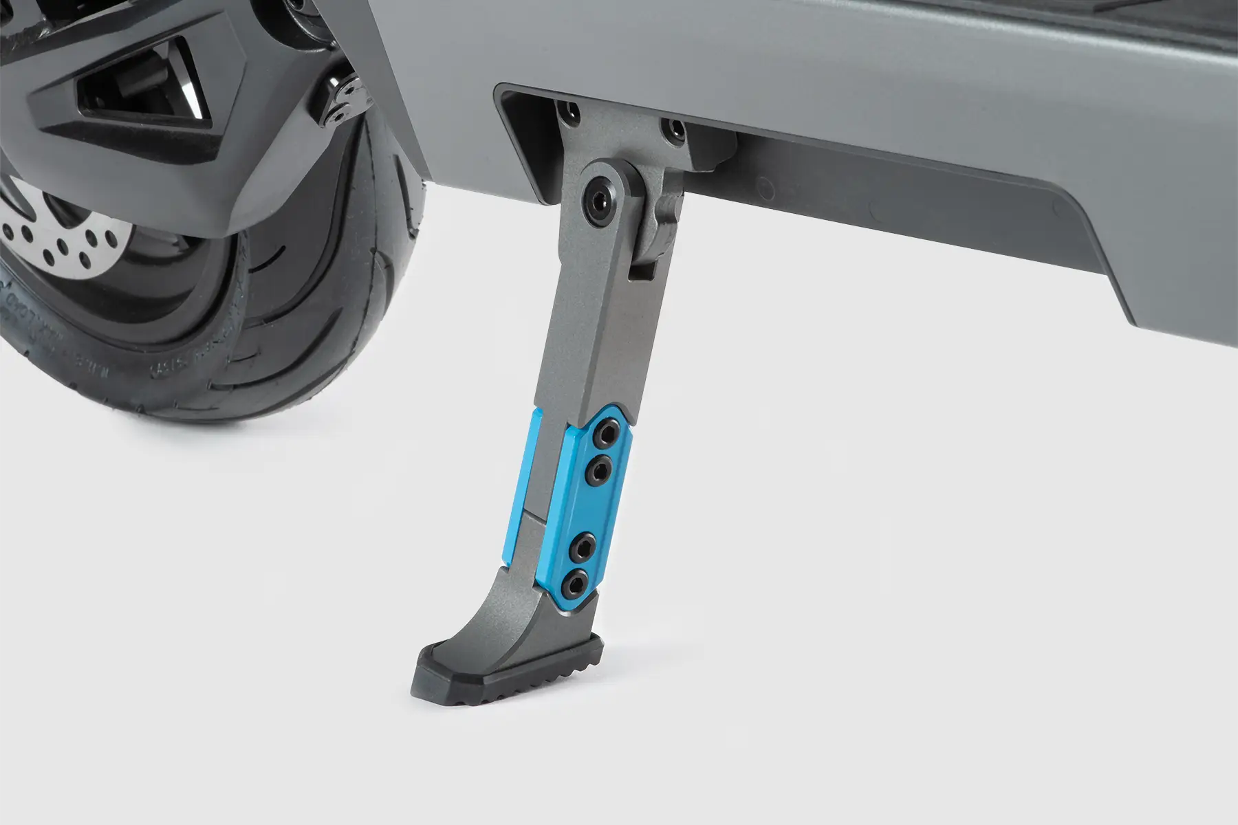 Ständer des ePF PULSE+ Elektrorollers – stabiler Kickständer für sicheren Stand des klappbaren E-Scooters mit Straßenzulassung