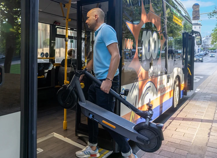 Zusammengeklappter ePF-2 Elektroroller im Bus – kompakter, klappbarer E-Scooter mit Straßenzulassung für flexible Mikromobilität im urbanen Nahverkehr